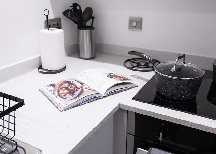 Luxury Mcr 2Bed,2Bath Apartment- Central Location!