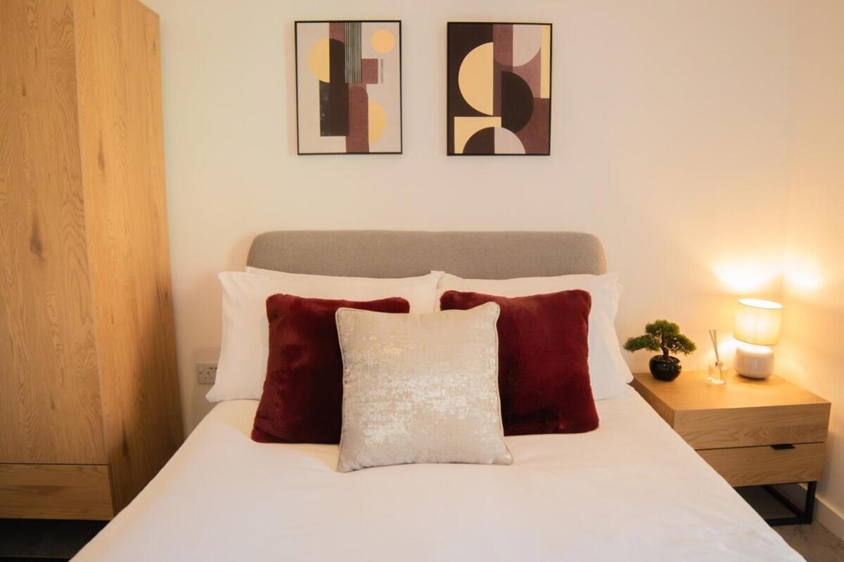 Luxury Mcr 2bed,2bath Apartment- Location! Apartment