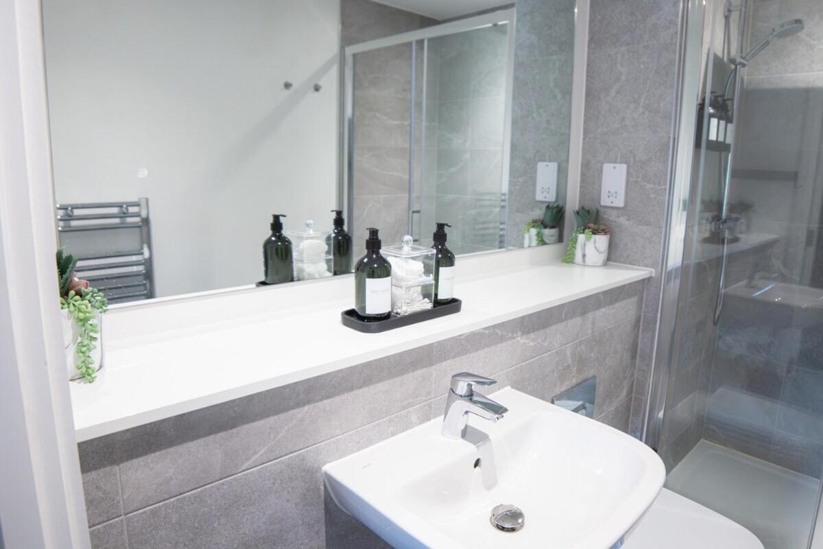 Luxury Mcr 2bed,2bath Apartment- Location! Apartment