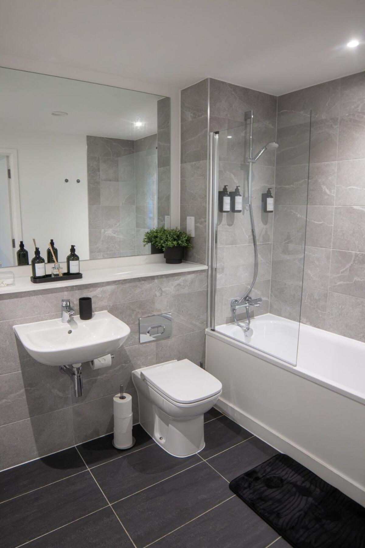 Luxury Mcr 2bed,2bath Apartment- Location! Apartment